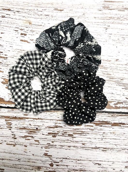 Gumki do włosów typu scrunchie od Peli - to konieczny dodatek, który niesie radość 🙂 Zestaw B&W zawiera: Boa , B&W oraz Donnę. Każda gumka jest: 📍Ręcznie szyta w naszej małej pracowni na poddaszu 📍Wykonana z wysokiej jakości tkaniny 📍 Unikatowa, miła w dotyku i delikatna. 📍Dodaje czaru każdej styliz Handmade Products, Burlap Wreath, Wreaths, Photographer, Decor, Decoration, Door Wreaths, Burlap Garland, Deco Mesh Wreaths