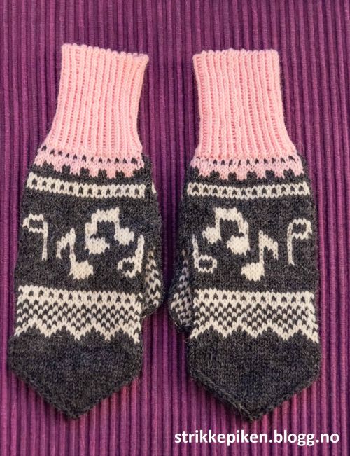 Sangfuglen vi har i familien har lenge ønska seg et sett med lue og votter med noter på, noe lign... Mittens Pattern, Knit Mittens, Knitted Gloves, Crochet Pattern, Fair Isle Knitting Patterns, Knitting Charts, Free Knitting, Knitting Gift, Knitting Projects