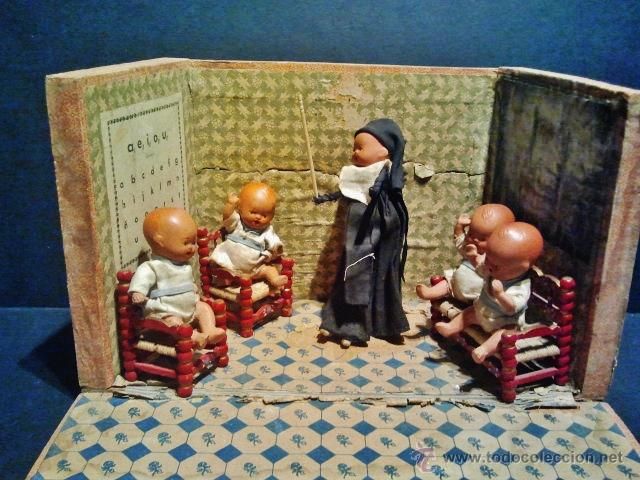 Juguetes antiguos y Juegos de colección: Rara y antigua escuela de madera años 20. En el interior monja de terracota y 4… | 4 niños, Niño sentado, Juguetes antiguos
