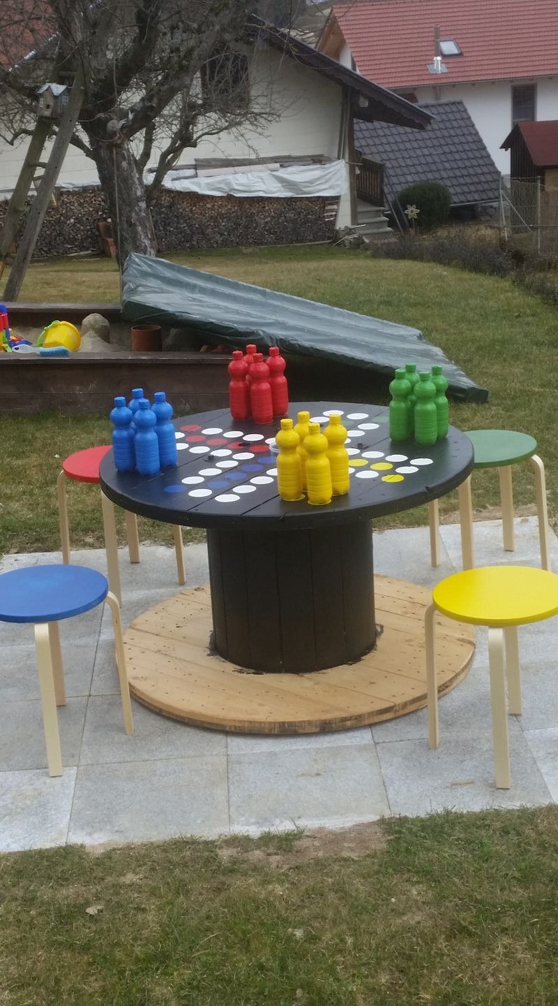 Mensch Argere Dich Nicht Aus Alter Kabeltrommel Spielfiguren Aus 0 5l Pet Flaschen Mit Sand Gefullt Und Ikea Hockern Kabeltrommel Pet Flaschen Ikea Hocker