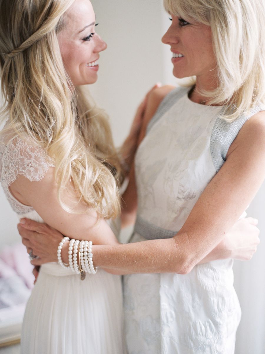 Social Media DO'S and DON'TS for the newly Engaged Girl: http://www.stylemepretty.com/2016/01/11/newly-engaged-social-media-etiquette -dos-donts/