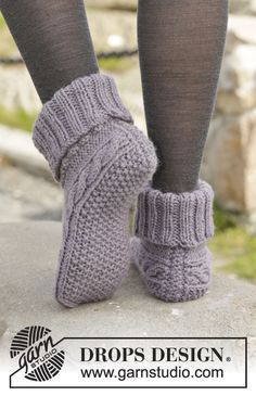 Celtic Dancer - Gestrickte DROPS Hausschuhe in ”Nepal” mit Zopfmuster. Größe 35 - 43. - Free pattern by DROPS Design #knittingpatternsfree