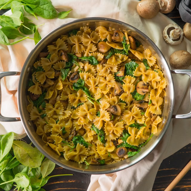 One Pan: Pilz-Spinat-Farfalle - Fitness-Rezept von BODY KITCHEN