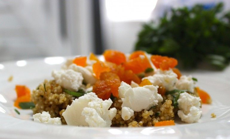 Quinoasalade met geitenkaas en abrikozen Goat Cheese, Superfoods, Apricot, Home Remedies, Healthy Breakfast, Feta, Diner, Goats, Salads