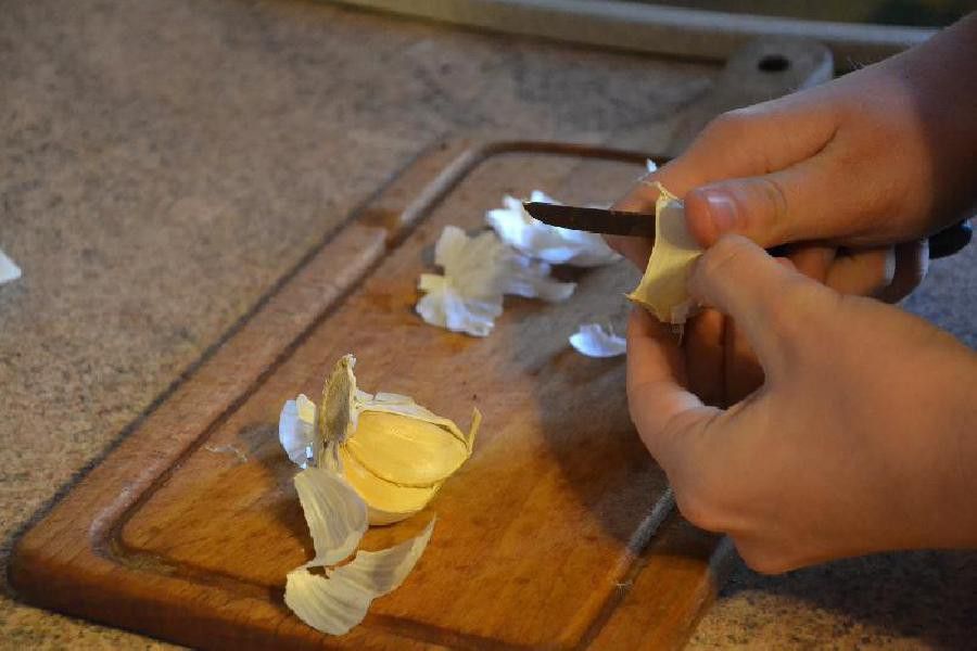 Knoflook pellen, snijden, hakken of persen: zo doe je dat! - Weethetsnel | De beste instructies verzameld Fairy Tales For Kids, Flu Symptoms, Homeopathic Medicine, Coconut Flakes, Food Hacks, Food Tips, Healthy Habits, Garlic Cloves, Cinnamon Sticks