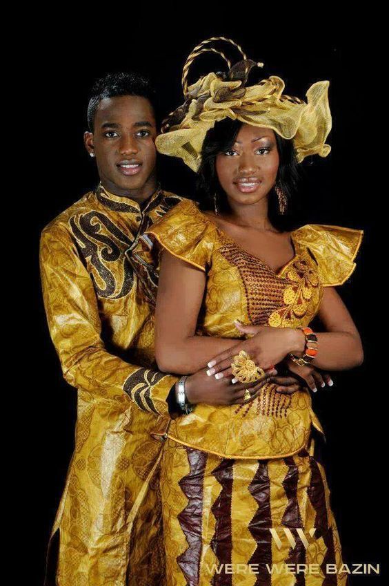 Tenue de couple assortie, c'est très en vogue aussi en Afrique African Inspired Fashion, African Men Fashion, Africa Fashion, African Fashion Dresses, African Clothing, African Outfits, Ghanaian Fashion, Men's Fashion, Dress Fashion