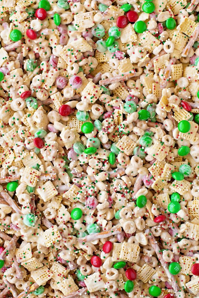 Reindeer Chow - Life Made Simple Holiday Desserts Christmas, Easy Christmas Treats, Christmas Candy Recipes, Holiday Snacks, Christmas Cooking, Christmas Goodies, Holiday Baking, Thanksgiving Sides, Thanksgiving Desserts