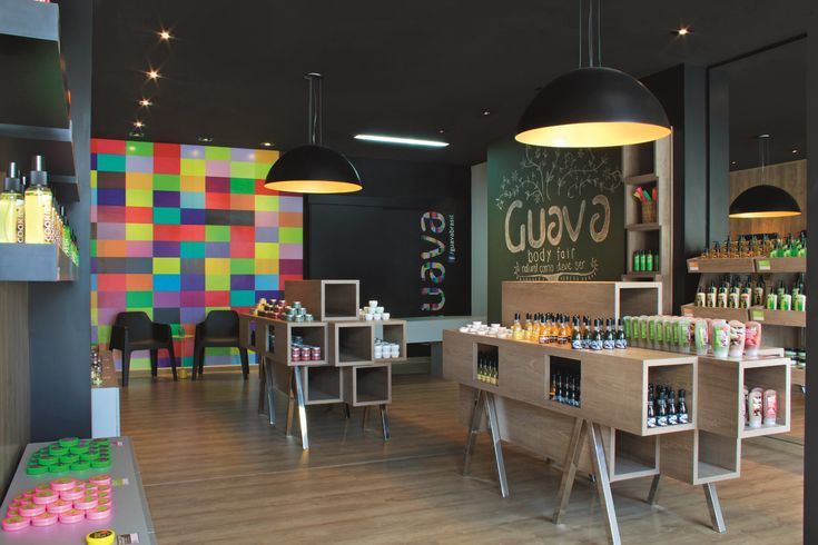 O projeto busca traduzir o conceito do empreendedorismo. A partir de um box de uma loja comercial partimos do plano de fundo preto nas paredes e teto para evidenciar as cores dos produtos em si que aguçam os sentidos. Os detalhes coloridos de forma pixelizada na parede dialoga com o design dos expositores em sintonia com o desenho das embalagens. Projeto de Design de Interiores por @artemisfontana Guava, Artemis, Conference Room, Cooking, Table, Furniture, Home Decor, Decorative Accessories, Design Projects