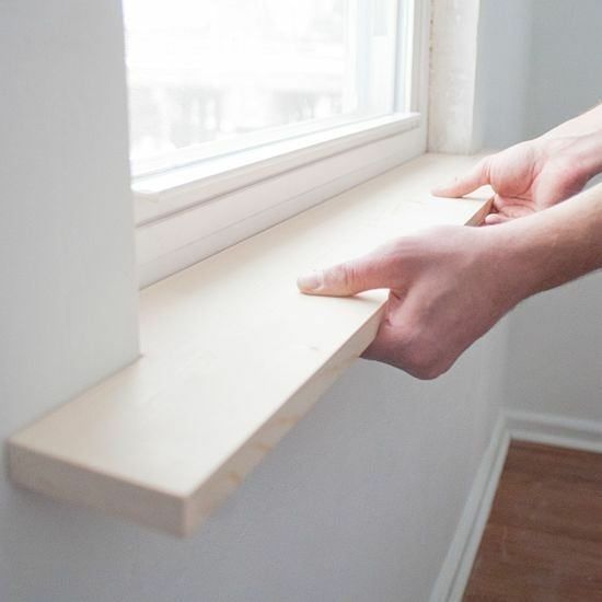 591 curtidas, 7 comentários - SALVEI A DECOR | TRENDS & TIPS (@salveiadecor_) no Instagram: “Uma pratelerinha para encaixar na janela para colocar as plantinhas ou deixar o seu gatinho subir…” Home Improvement Projects, Home Projects, Improvement Diy, Pallet Projects, Home Renovation, Home Remodeling, Kitchen Remodeling, Diy Home Decor, Home Diy