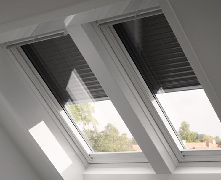 Volets Roulants Pour Les Fenetres De Toit Velux Avec Commande A Distance Velux Fenetre De Toit Fenetre De Toit Velux