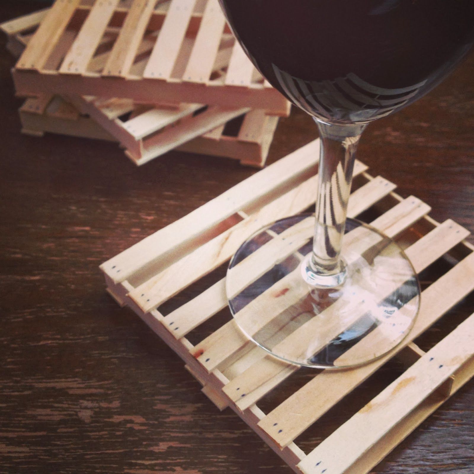 Crafty Lumberjacks: Popsicle stick pallet coasters. very cute and really easy. T...