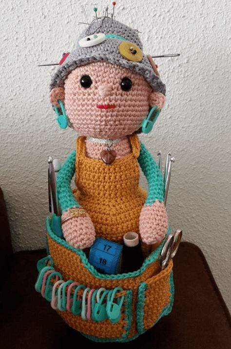 De Haak Hulp Oma (met gratis NL haakpatroon) 136 leuke haakoma's! | Haken haakpatroon gratis-haakpatronen | Gratis leuke haakpatronen | poppetje oma omaatje-haakoma-haakhulp Crochet Toys Free Patterns, Crochet Doll Pattern, Amigurumi Patterns, Crochet Hook Case, Crochet Cross, Knitted Dolls, Crochet Dolls, Amigurumi Doll, Crochet Amigurumi