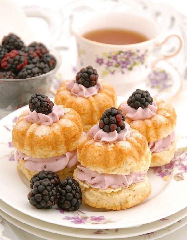 Cream Tea Scones with Blackberry Whipped Cream! These are the perfect scones for a summer tea party and look so pretty when served on some lovely vintage plates Source: www.pinkpiccadillypastries.blogspot.com Afternoon Tea Recipes, Afternoon Tea Parties, Afternoon Tea Cakes, Simply Yummy, High Tea Party, Winter Tea Party, Tea Party Wedding, Summer Tea, Cream Tea