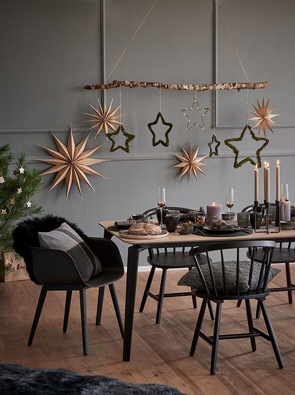 Ispirazione: Natale Nordico 🌟 Questo look mischia materiali tipici dello stile scandinavo come legno e pellicce ed aggiunge un tocco moderno con colori scuri. Le decorazioni sono preziose, ispirate alla natura e ai temi tipici del Natale. // Sala Pranzo Idee Arredo Moderno Country Rustico Parete Alternativo Originali Decorazioni Natalizie Casa Porta Fai Da Te #natale Cozy Christmas Living Room Decor, Scandi Christmas, Classy Christmas, Christmas Interiors, Christmas Card Crafts, Christmas Bedroom, Modern Christmas, Christmas Home, Christmas Decorations