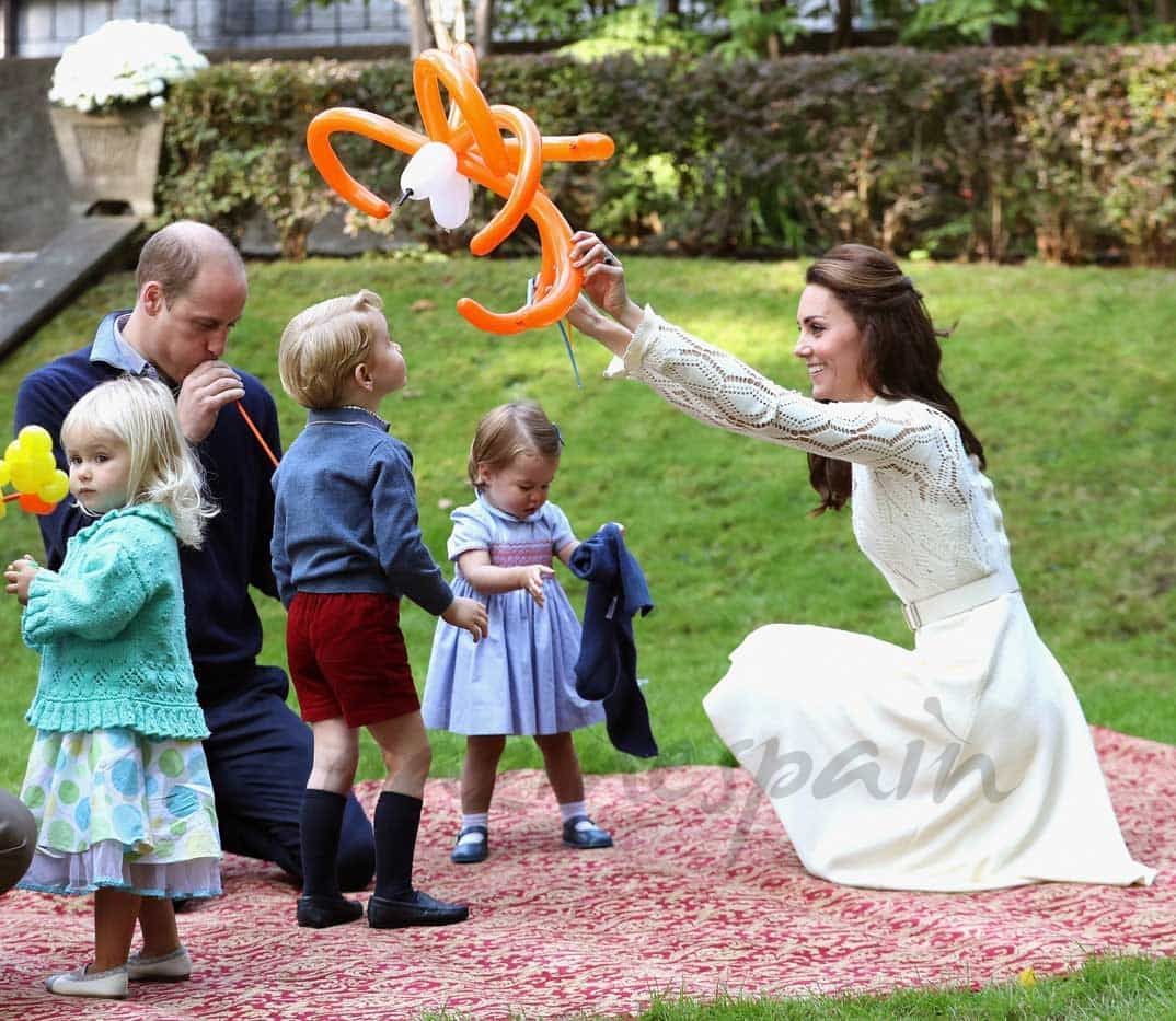 El Príncipe Guillermo Y Su Esposa Kate Esperan Su Tercer Hijo Magazinespain Com Princesa Carlota Principe Jorge Principe Guillermo