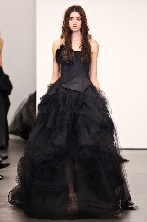 31 magníficos vestidos de novia negros para bodas diferentes