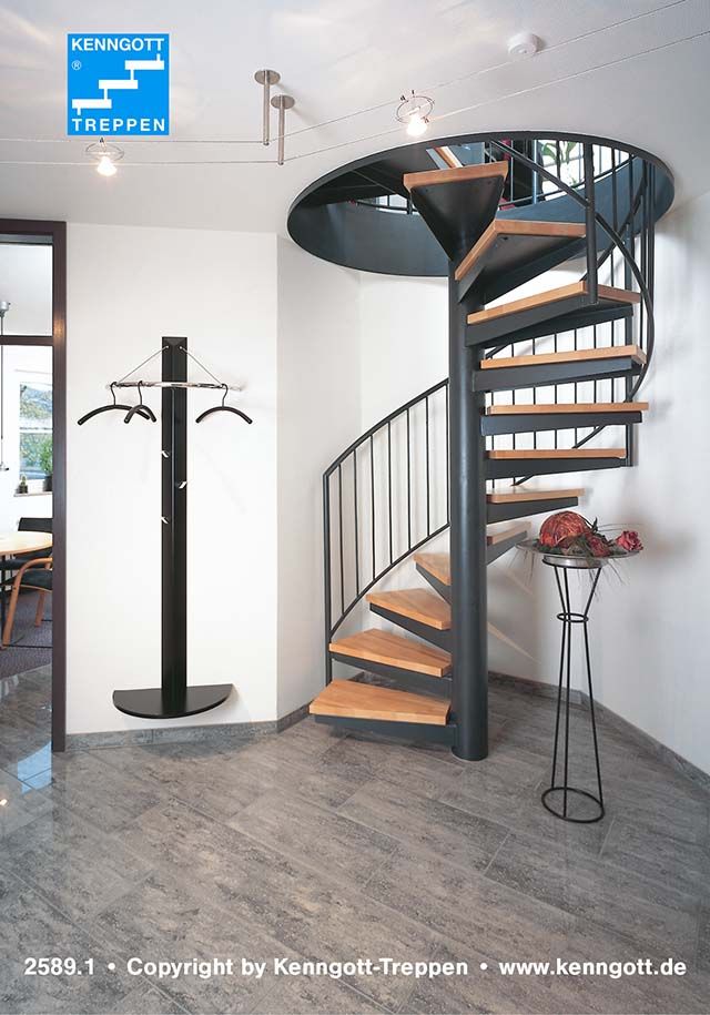Spindeltreppe Oslo Sondergelander Stufen Buche Mit Auskragend Angeschweissten Blechstufen Und Austrittspodest Wendeltreppe Innen Treppen Innen Moderne Treppen