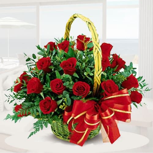 Deja fluir todo el amor que tienes por ella y hazle saber cuánto la quieres enviándole esta hermosa Canasta Floral con 24 Rosas con 24 rosas Follajes verdes Christmas Wreaths, Multicolor, Table Decorations, Holiday Decor, Home Decor, Products, Amor, Mesh Christmas Tree, Beautiful Christmas Pictures