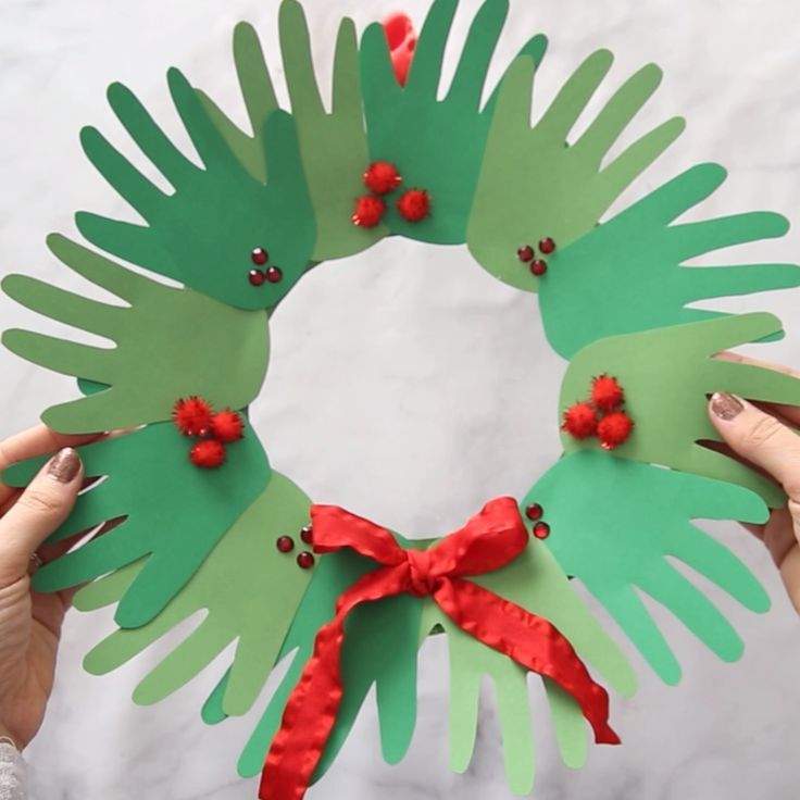 CHRISTMAS HANDPRINT WREATH - this is such a cute keepsake and Christmas craft fo...