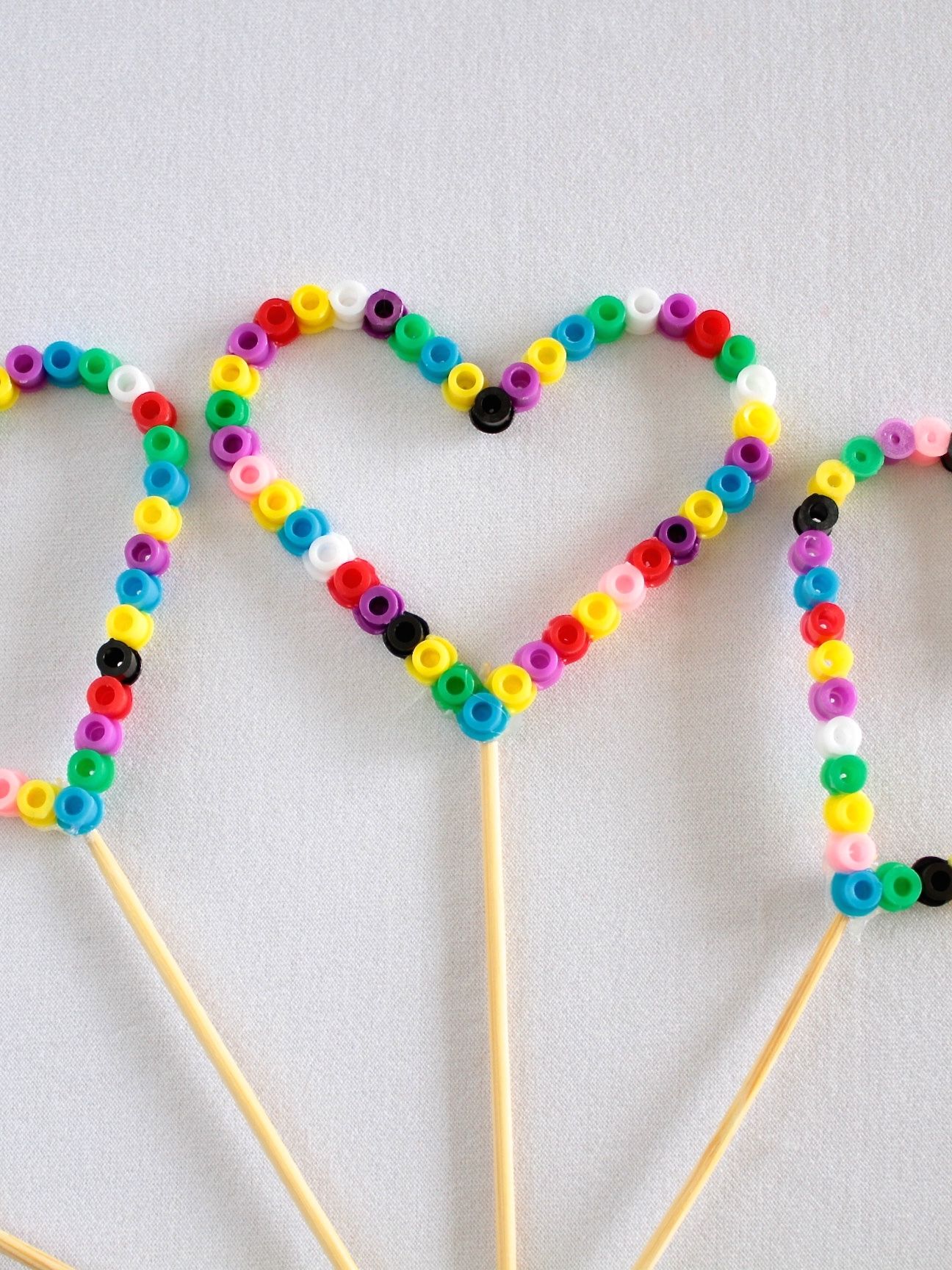 Et si dire "je t'aime" pouvait être aussi simple que de produire de tendres présents pour l'élu de son coeur ! Osez déclarer votre flamme avec des perles Craft Activities For Kids, Arts And Crafts For Kids, Diy For Kids, Easy Kids, Fuse Beads, Perler Beads, Perler Bead Patterns, Beading Patterns, Bead Crafts