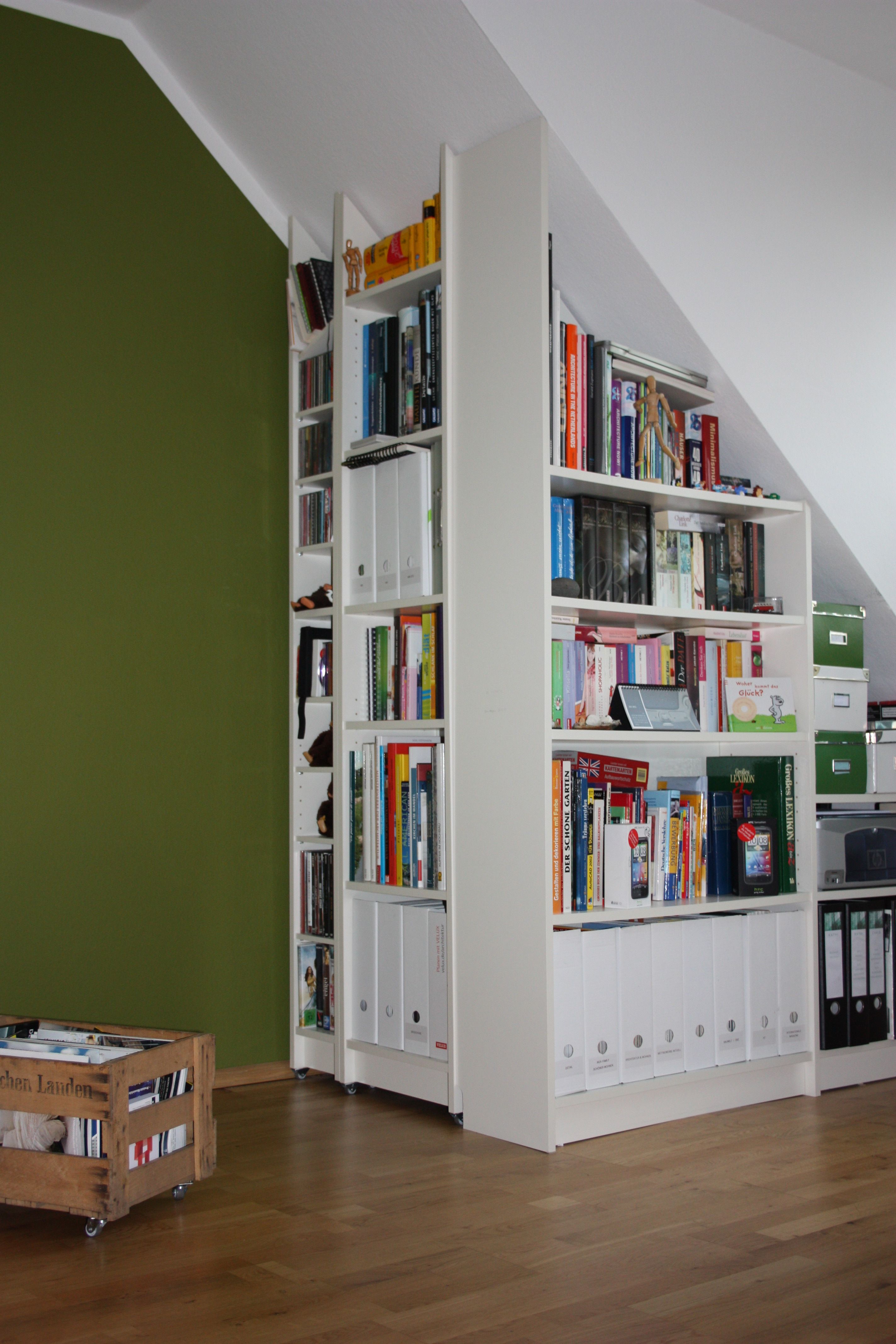 Wir brauchten einen Platz für meine Bibliothek und die Fläche unter der Schräge hat sich dafür