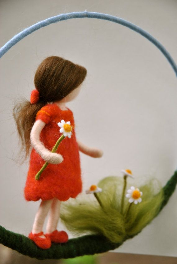 Ähnliche Artikel wie Kindergarten Mobile Waldorf inspirierte Nadel gefilzt: das Mädchen in rot mit Gänseblümchen auf Etsy #needlefelting