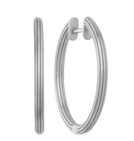Øreringer fra By Biehl Laget i 950 Sølv Isla Collection «Isla» fra byBiehl - en serie med stilige øreringer i sølv. De gjør seg også fint i kombinasjon med andre smykker. Silver Bracelet, Bracelets, Jewelry, Products, Jewlery, Jewerly, Schmuck, Jewels, Jewelery