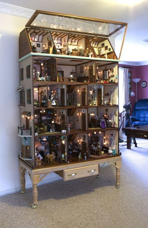 The Bosdyk doll's house is a unique example of the art of the miniature. It competes with the very best in the tradition of Dutch dolls' houses, renowned in the seventeenth century for their style and extraordinary attention to detail. That this should have been made in Australia is unusual, and the... Miniature Rooms, Miniature Crafts, Miniature Houses, Miniature Tutorials, Shabby Chic Christmas Decorations, Doll House Plans, Barbie Doll House, Mini Doll House, Tiny House