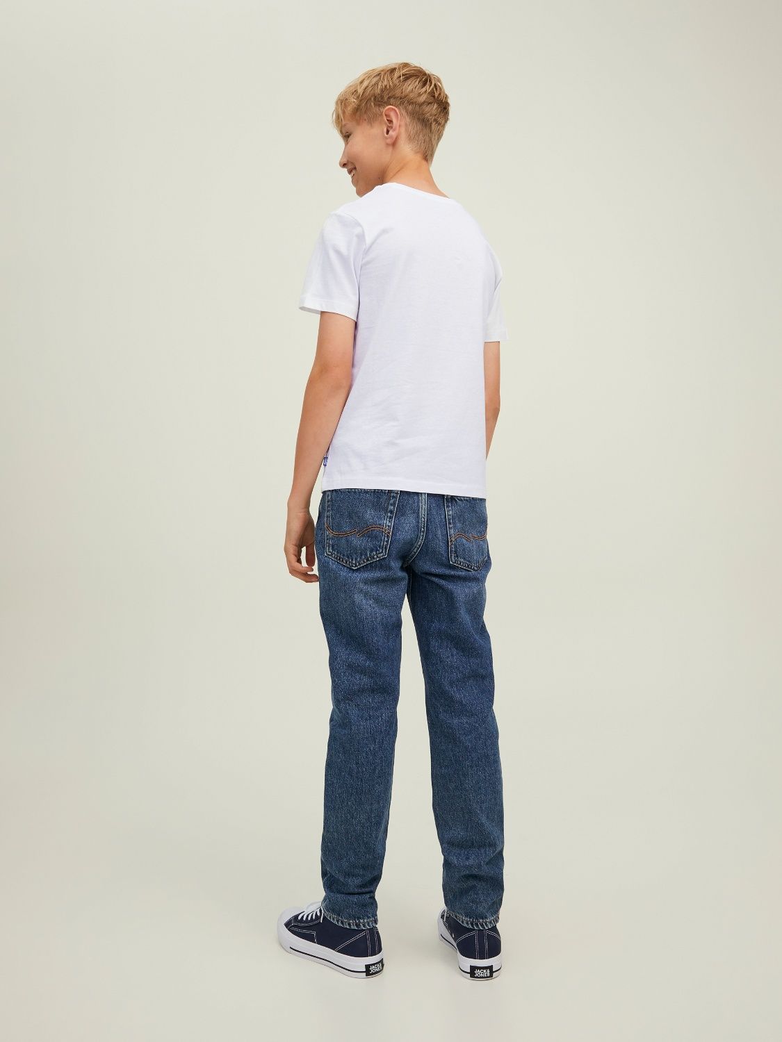- 3-pack basic T-shirts voor jongens- Gemaakt van zacht katoenen jersey met stretch- Klassieke en eenvoudige ronde hals- Regular fit met extra ruimte rond het lichaam- Het model draagt maat 152 en is 158 cm lang- JACK & JONES JUNIORGemaakt met biologisch katoenDit item is gemaakt met biologisch katoen. biologisch katoen wordt geproduceerd zonder schadelijke chemicaliën en beschermt natuurlijke hulpbronnen en boeren. Jack Jones, M Jack, Style Classique, Gutter, Coton Biologique, Simple Style, Mannequin, T Shirts, Malli