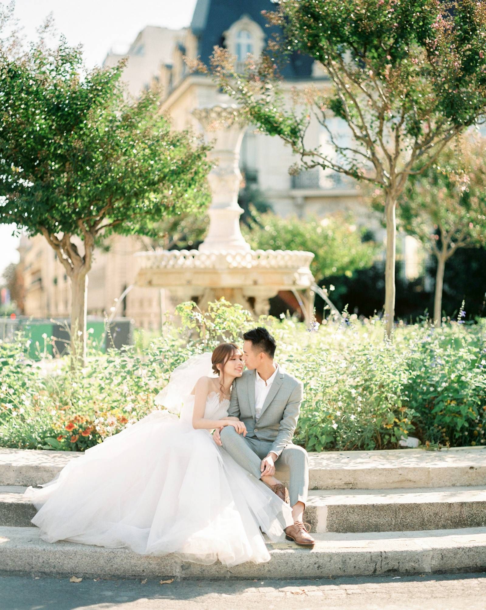 Pre=wedding photo shoot in some of the most iconic spots in Paris