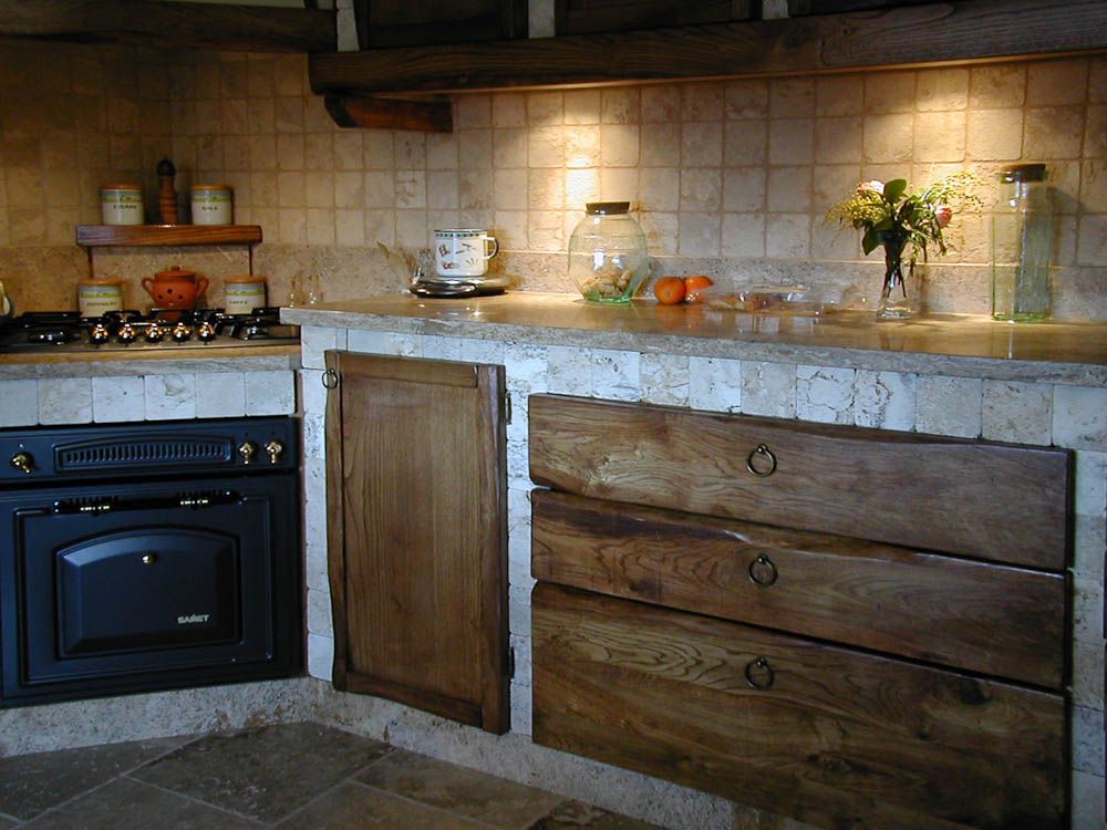 Cucina in muratura rustica, con piano e rivestimento in travertino ... Cucine antiche in muratura