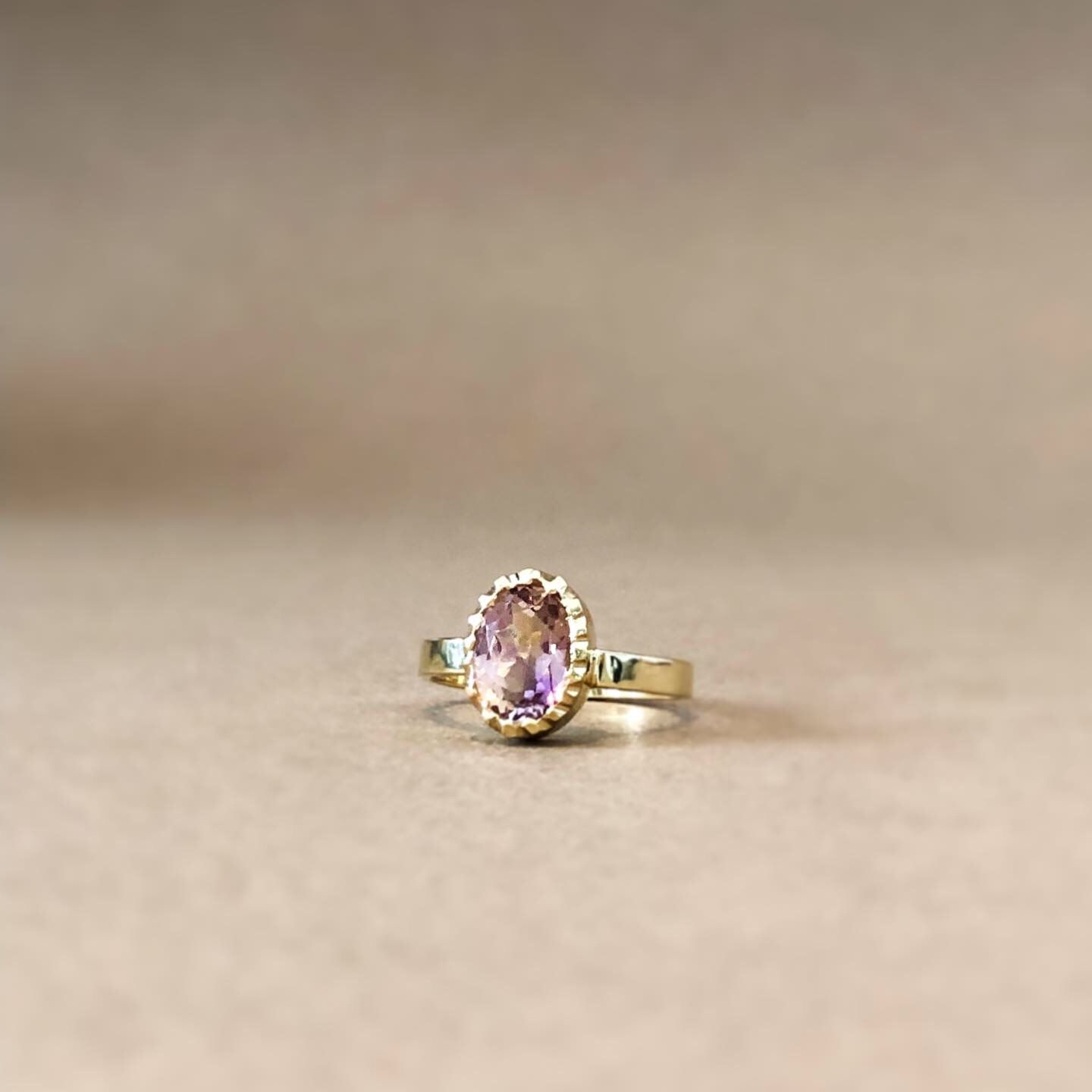 Zilveren handgemaakte ring met amethyst en geelgoud