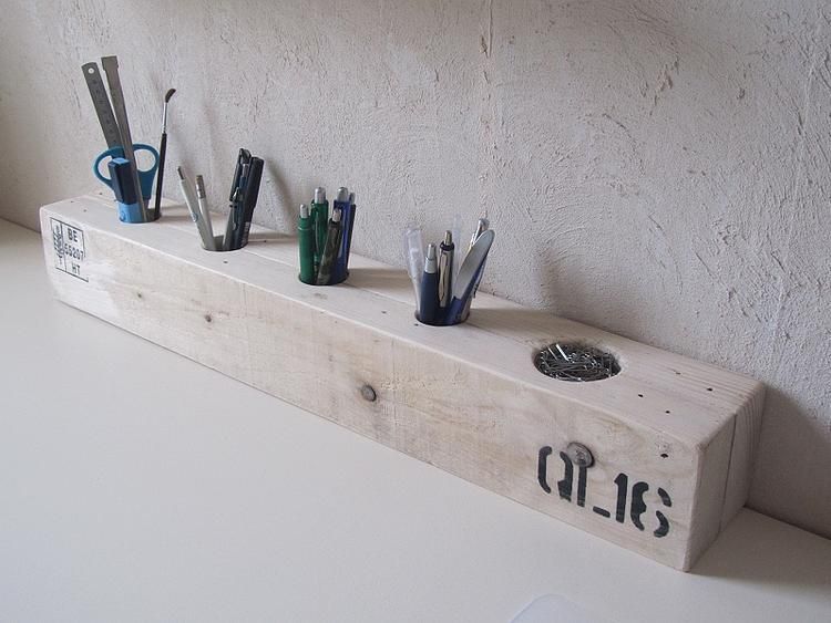 Pennenbak gemaakt van een pallet. 2 balken van een pallet aan mekaar gelijmd, met een speedboor gaten maken, glad schuren. Toothbrush Holder, Screwdriver, Glad, Sink, Easy Meals, Sink Tops, Vessel Sink, Vanity Basin, Sinks
