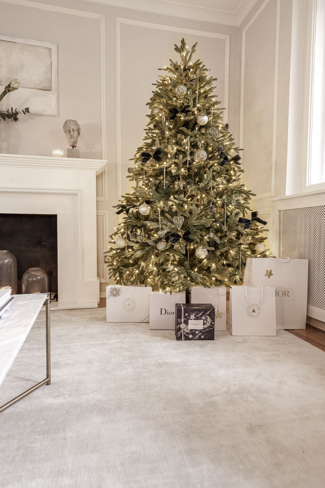 Luxury Christmas Decor, Christmas Tree Inspo, Black Christmas Decorations, Elegant Christmas Trees, Christmas Decor Inspiration, Classy Christmas, Christmas Interiors, Christmas Tree Themes, Noel Christmas