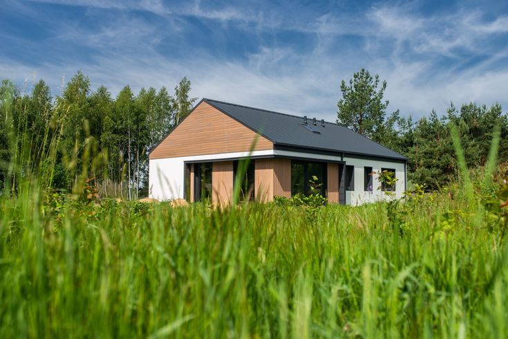 Firma Balker wraca z nowym modelem wymarzonej nowoczesnej STODOŁY! Model H114 w odświeżonej odsłonie wyróżnia nowoczesna bryła oraz autorskie wykończenie elewacji! ~ Balker ~ #nowoczesnaSTODOLA #nowoczesnaSTODOŁA #dommodułowy #domydrewniane #domy #domstodola #dompasywny #drewno #projektdomu #barnhouse #ecohouse #house #houseproject #modernbarn #passivehouse #simplehouse #wood Home Fashion, Shed, Outdoor Structures, Cabin, House Design, Exterior, House Styles, Building, Home Decor