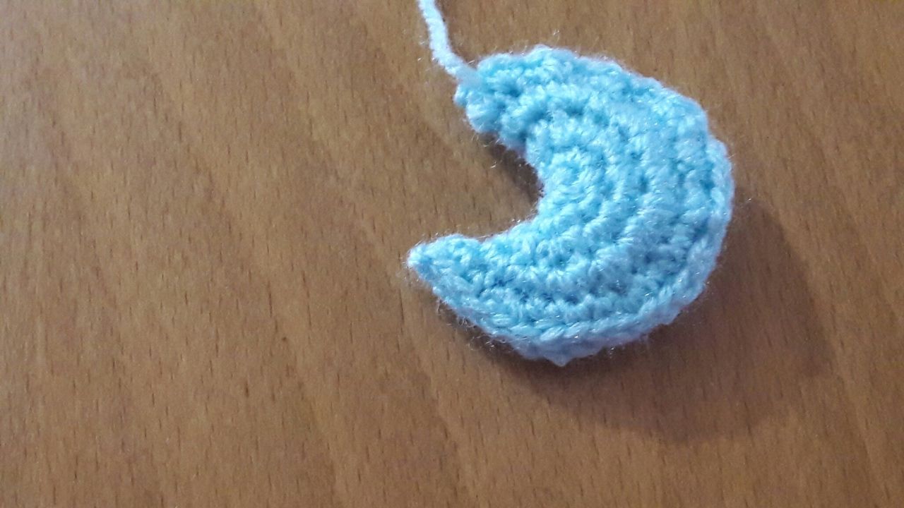 هلال رمضان مجسم كروشيه How To Crochet New Moon Youtube Crochet Crochet Earrings New Moon