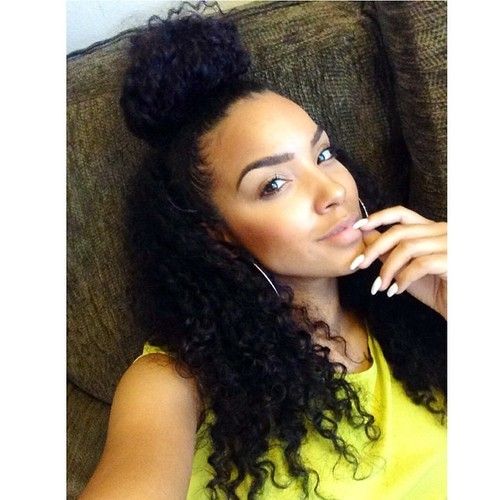 Lipstickncurlss Seeing This Hairstyle Everywhere These Days Top Knot Lipstickncurlss Seeing This Hairstyle Everywhere These Days