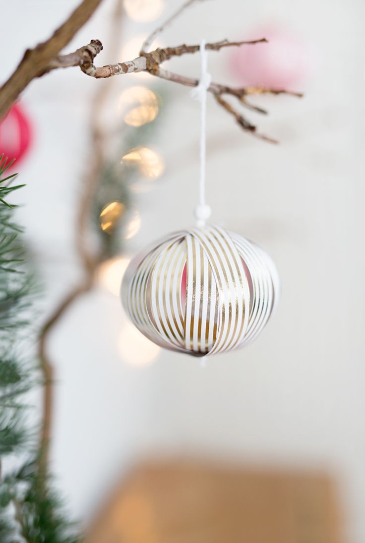 Fold your own paper Christmas tree baubles // Paper ornaments // Video