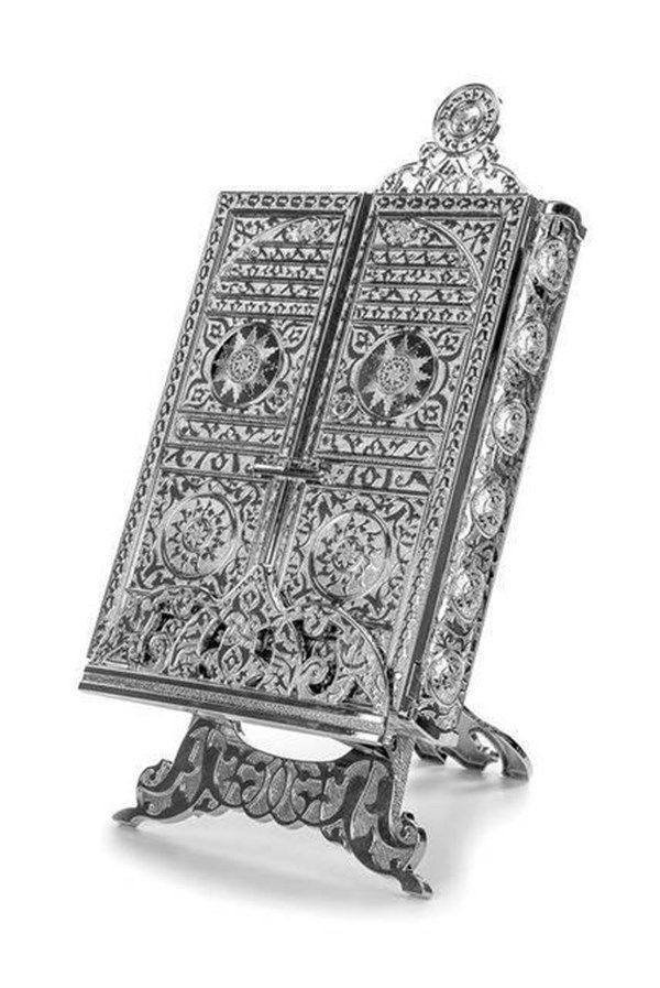 Kabe Kapısı Desenli Gümüş Renkli Kuran-I Kerim Kutusu Kuran Hediyeli28x21 Cm EbatındadırAçık yüksekliği 41 cmOrta Boy Kuran İçin Uygundur (17x24 cm)Kabe Kapısı DesenindedirKabe Desenli Kuran HediyeliGümüş RenkliMetal ZirkonAğırlık 3 kg Islamic Gifts, Handmade Gold, Silver Plate, Plating, Holder, Metal, Worldwide, Weight, Medium