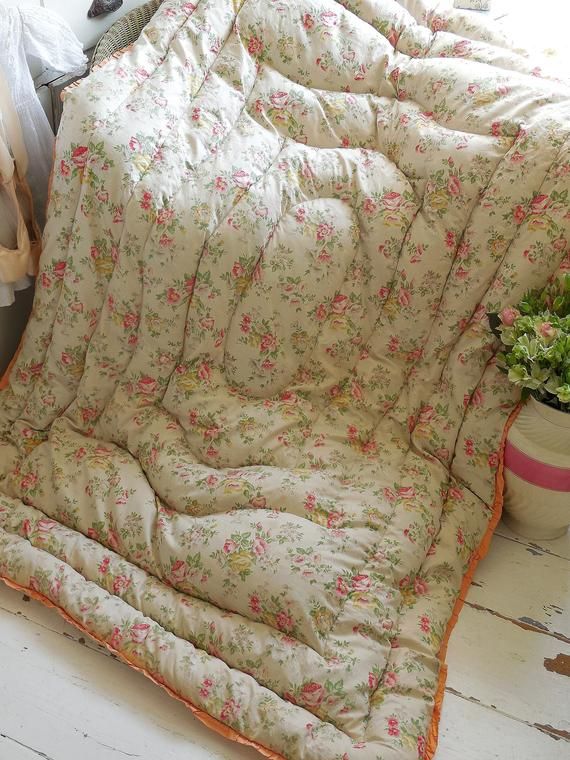 Vintage Beds, Vintage Bedroom, Vintage Quilts, Vintage Linens, Counterpane, Linen Cupboard, Pink Cottage, Nightgowns, Just Run
