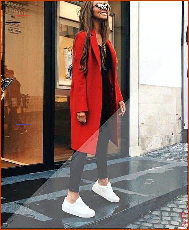 Roter Mantel schwarze Lederleggings wei e Sneakers Streetstyle Stra enmode Roter Mantel schwarze Led...
