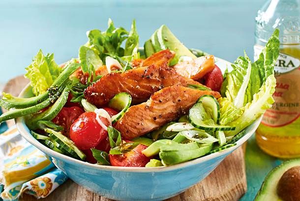 Honig-Balsamico-Lachs im Salatbett | Rezepte, Leckere salate, Schnelle ...