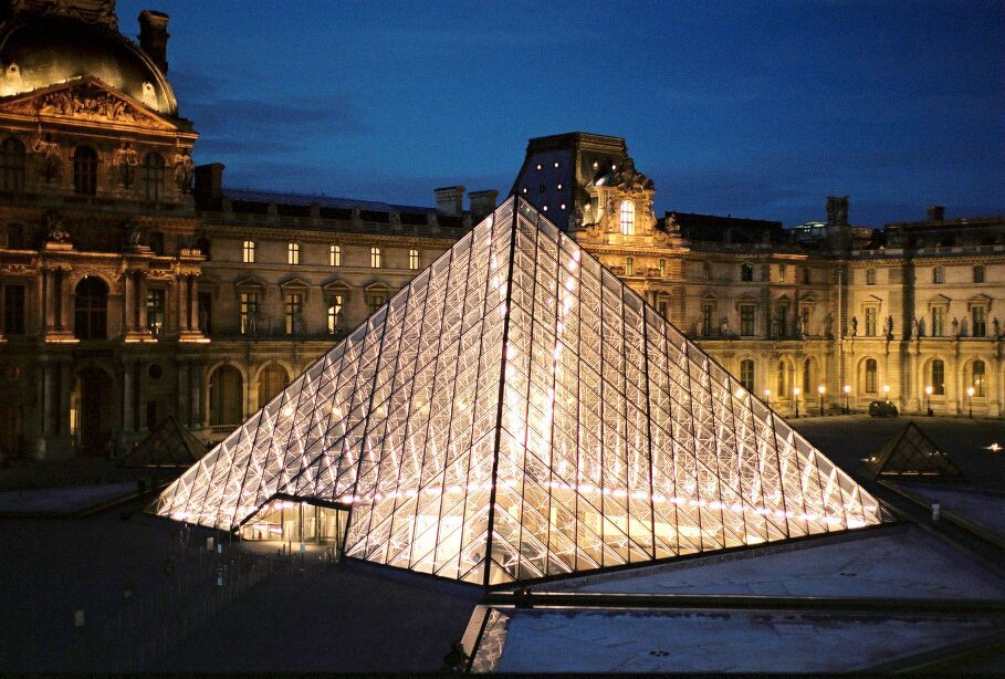 هرم متحف اللوفر في باريس تحفة إبداعية تصميم فائق الروعة Paris France Architecture