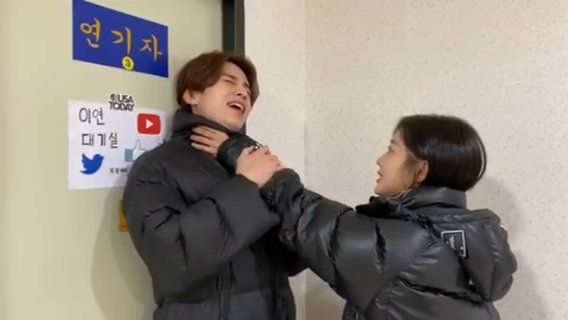 이동욱 (Official_Instagram) on Instagram: “이런 예고 처음 보셨죠! 동욱이랑 보아가 만든 자체 제작 예고 영상!!📸 ⠀ 이렇게 열심히 하는데 본방사수 해주세요~ 제발요~~❤️ ⠀ 매주 수,목 밤 10시 30분 tvN '구미호뎐' 바로 내일이죠 ⠀ #tvN #티비엔드라마 #구미호뎐 #이동욱…” Lee Dong Wook, Puffer, Winter Jackets, Greats, Actors, Dramas, Official, Winter Coats, Winter Vest Outfits