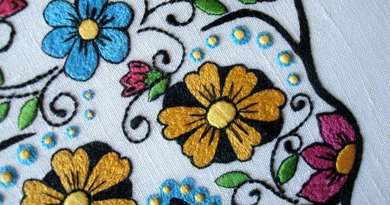 Hace tiempo que tenía muchas ganas de bordar esta calavera mexicana. Tenía el dibujo guardado en el tablero de Pinterest y ca... Pot Holders, Geek Art, Pinterest Board, Skulls, Mexican, Dibujo, Needlepoint, Hot Pads, Potholders