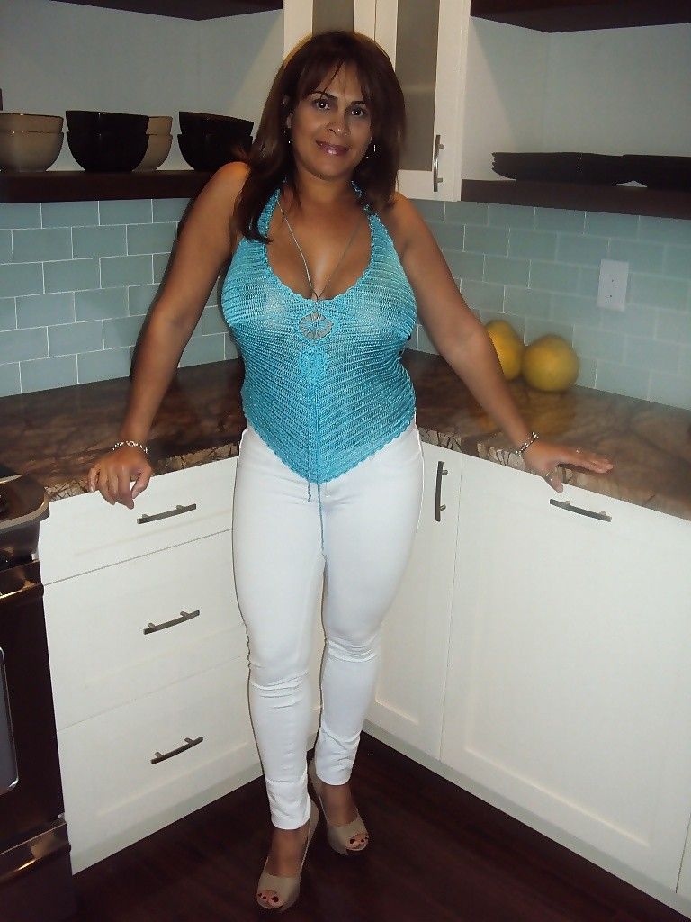 Latin Milf At Stire New Sex Images