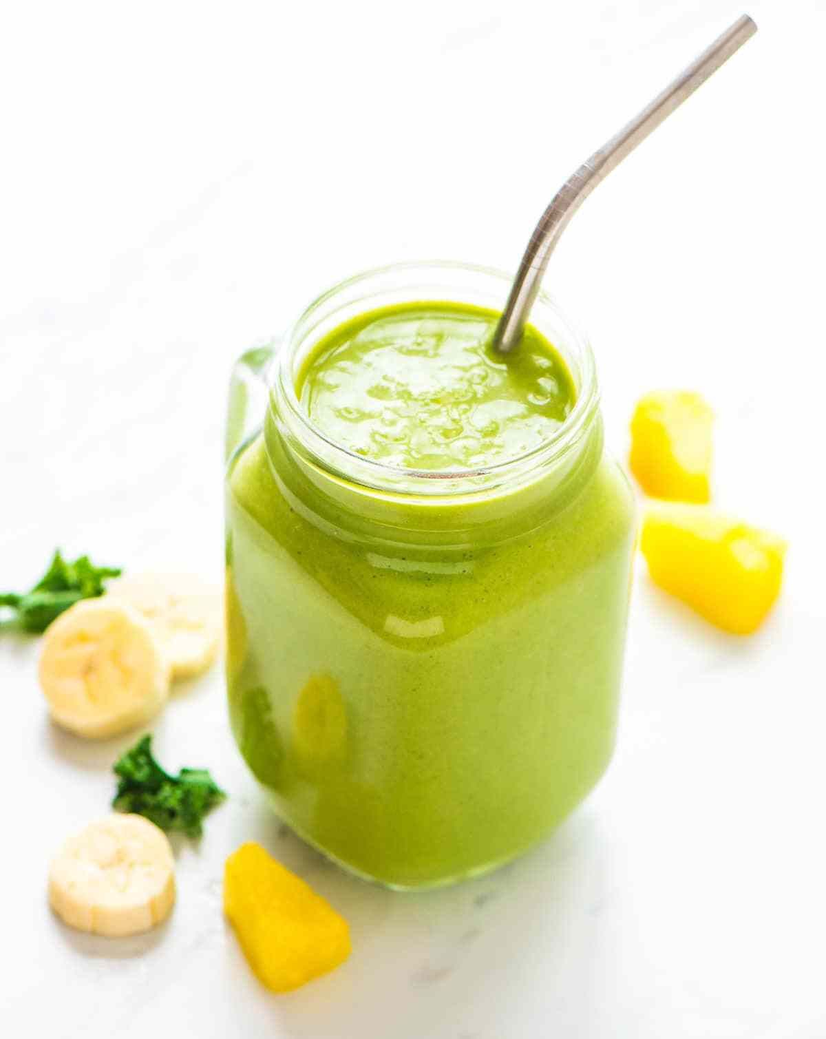 Whether you need to detox or you just want a healthy breakfast recipe, this simple Kale Smoothie is perfect for an energy boost! There are tons of benefits and protein, and it can easily be made vegan! Green Smoothie Recipes Kale, Pineapple Smoothie Recipes, Yummy Green Smoothie, Smoothie Recipes For Kids, Smoothie Recipes Healthy Breakfast, Perfect Healthy Breakfast, Healthy Green Smoothies, Smoothies For Kids, Banana Recipes