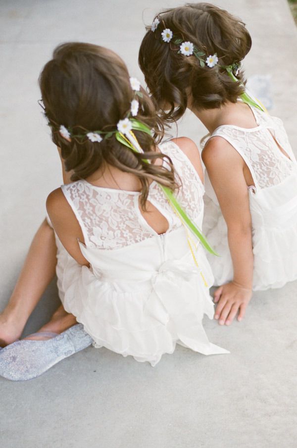 Qué monada de coronitas para damitas de boda! #innovias #ideas #novias #cortejo #nupcial #vestidos #novia Flower Girls, Wedding Flower Girl, Beach Wedding, Dream Wedding, Wedding Day, Flower Girl Dresses, Girls Dresses, Flower Crowns, Ruffle Flower