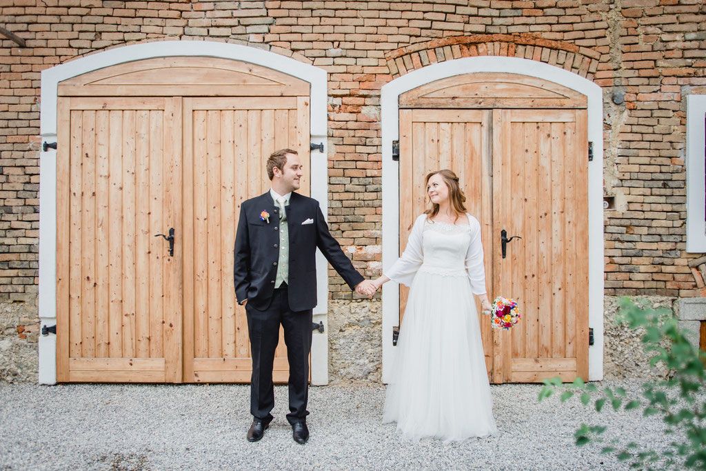 Brautpaarshooting Am Bauernhof Marapilzfotografie Barnwedding Weddingphotoinspiration Hochzeitsfotoide Hochzeitsfotograf Regen Hochzeit Hochzeitsfotografie