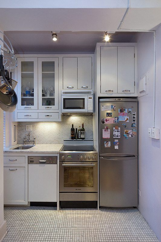 10 Tiny Kitchens in Tiny Houses That Are Adorably Functional Classic Kitchen, Mini Kitchen, Cottage Kitchen, New Kitchen, Modern Kitchen, Kitchen White, Small Basement Kitchen, Kitchen Ceiling, Kitchen Room